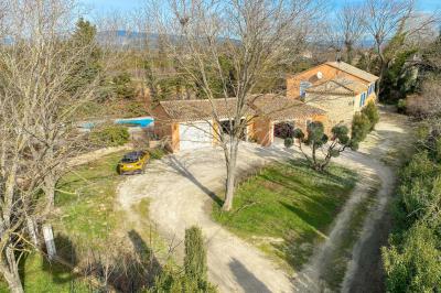 A vendre Luberon, ROBION,  Mas de 170 m², piscine, bassin, double-garage, jardin sur parcelle de 1,1 hectare ROBION