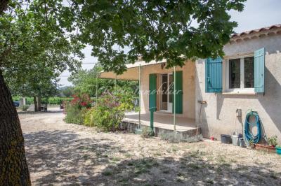 A vendre Luberon, Cabrières d'Avignon, belle villa de plain-pied de 82 m² avec garage et jardin clos piscinable CABRIERES D AVIGNON