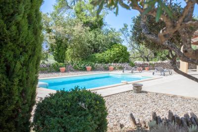 A vendre, Luberon, Cabrières d'Avignon, Bastide contemporaine spacieuse et lumineuse avec piscine, jardin et garage CABRIERES D AVIGNON