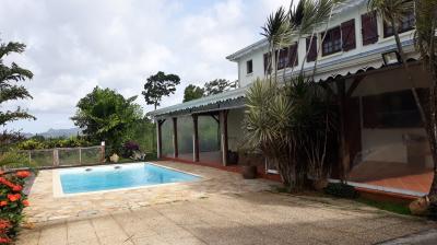 Vue: villa avec piscine, St JOSEPH VILLA F5 AVEC PISCINE