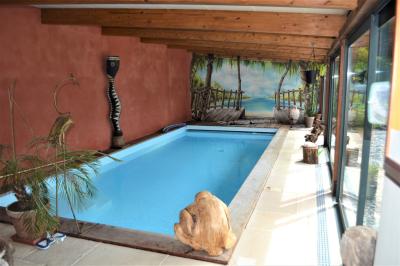 Maison contemporaine en pierre 3 chambres piscine forêt