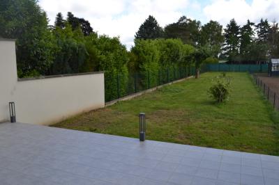 Vue: terrasse donnant sur le jardin privatif, Barbizon centre maison avec jardin 3 chambres dont une au rez de chaussée cave places de parking