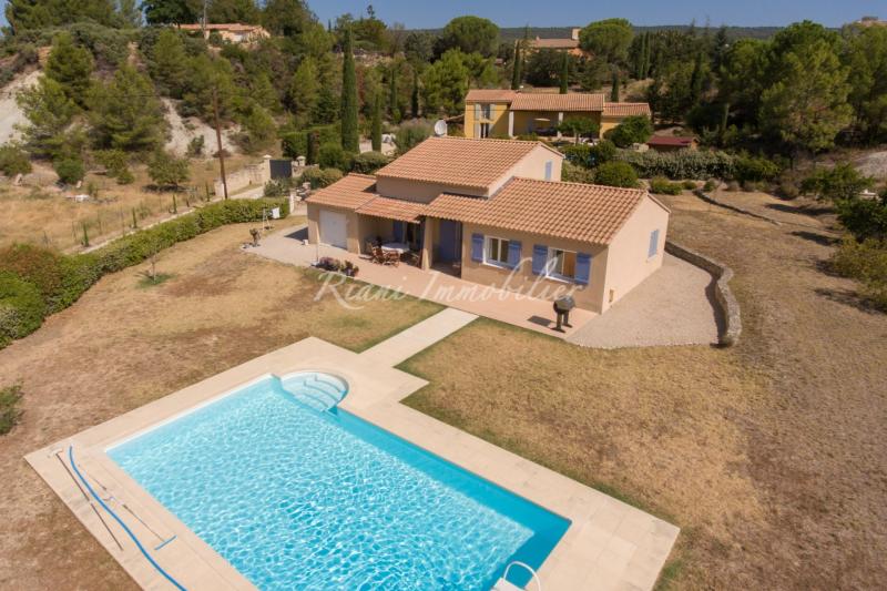A vendre, Luberon, dans village, villa plain-pied, 3 chambres, jardin clos et piscine.