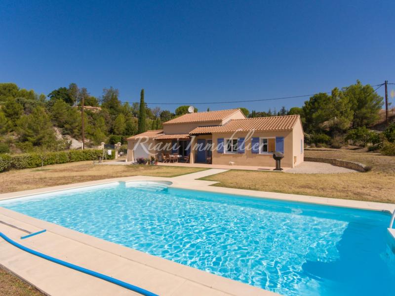 A vendre, Luberon, dans village, villa plain-pied, 3 chambres, jardin clos et piscine.