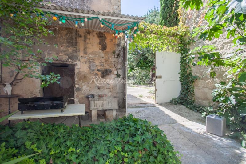 A vendre, Luberon, proche de Ménerbes, superbe maison  de hameau avec cour intérieure, jardin, piscine et grange attenante.