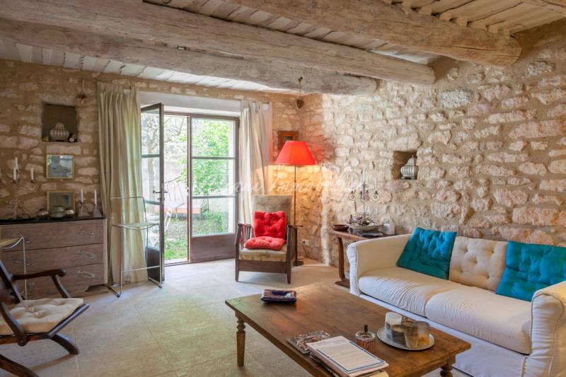 A vendre, Luberon, proche de Ménerbes, superbe maison  de hameau avec cour intérieure, jardin, piscine et grange attenante.