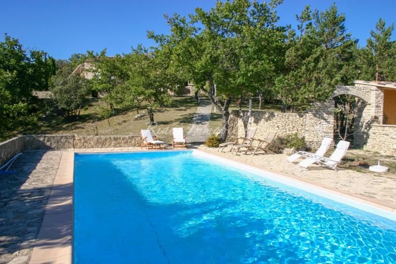 A vendre, près de Gordes, dans un environnement exceptionnel et calme, grande maison avec jardin, piscine et pinède