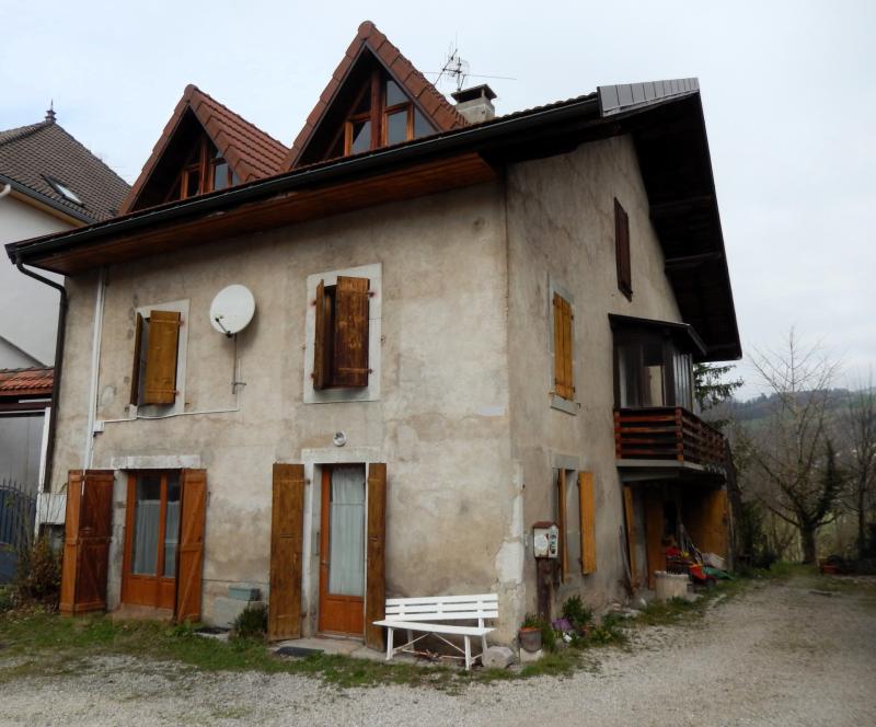2 appartements à vendre à Bonne dans une maison de village avec un jardin privatif