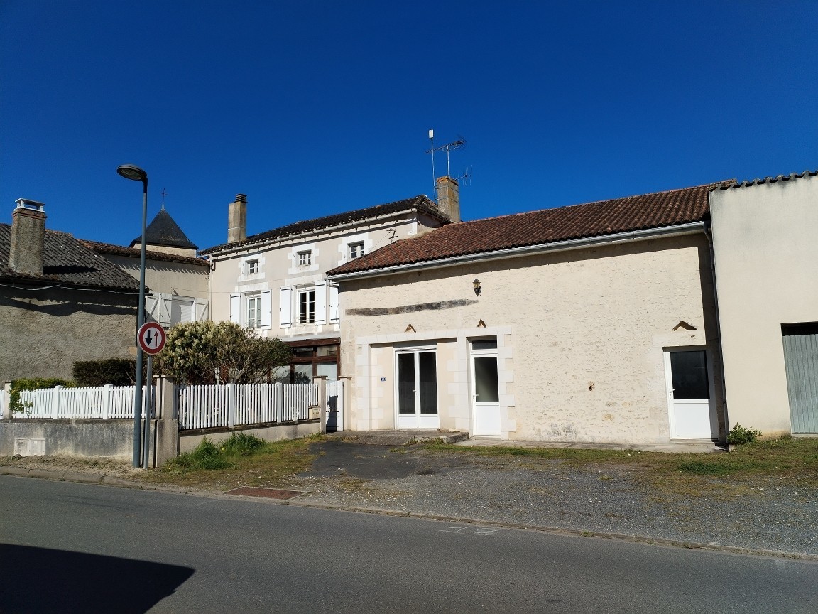 Maison 13 pièces 246 m² · à Bouresse · 246 m² · 163 500 €