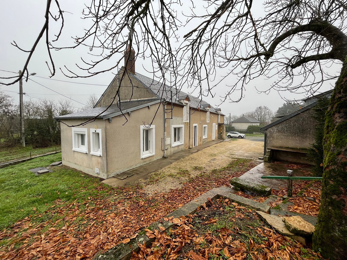 ISSOUDUN Longère T4 de plainpied, 2 hangars, 2 garages, celliers et