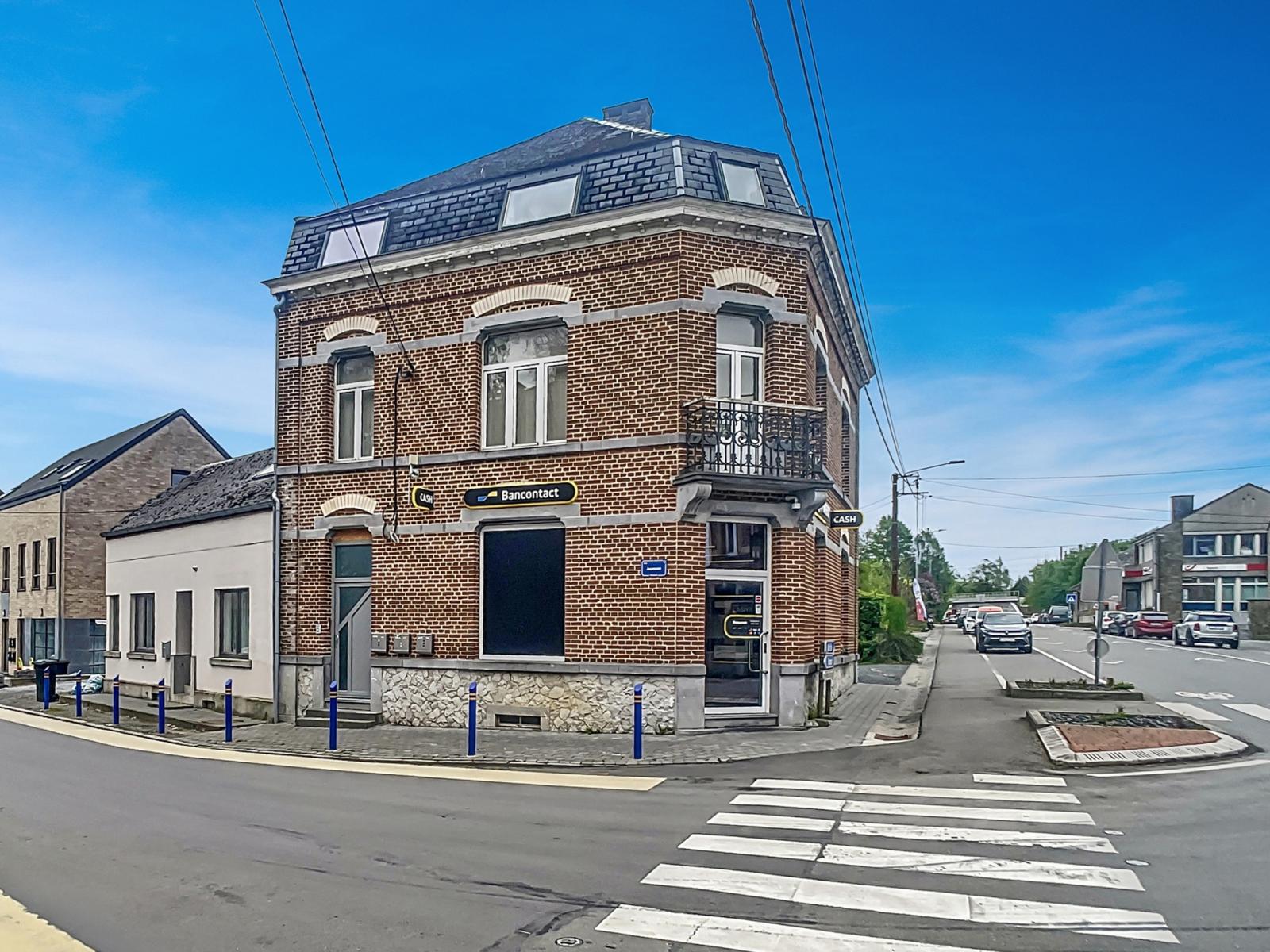 Immeuble mixte – 2 commerces loués + 2 appartements