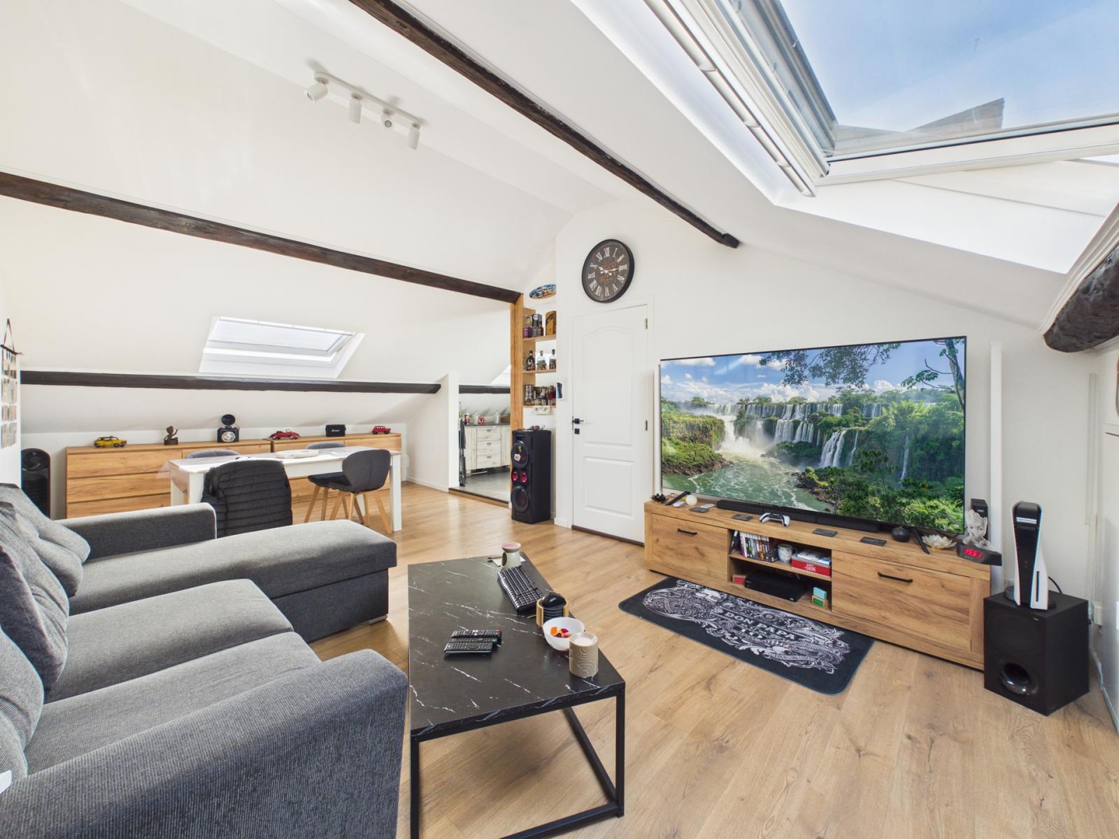 Studio rénové ± 43 m² – Dernier étage – Faibles charges