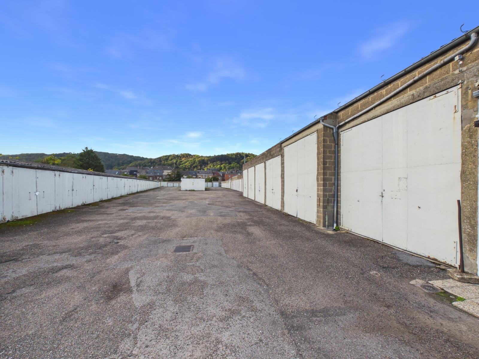 Ensemble immobilier de 99 garages sur ±46 ares