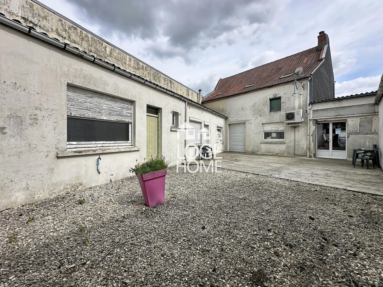 IMMEUBLE A USAGE MIXTE AVEC FORT POTENTIEL DE RENTABILITE GARAGE + EXTERIEURS - Lievin (62800)