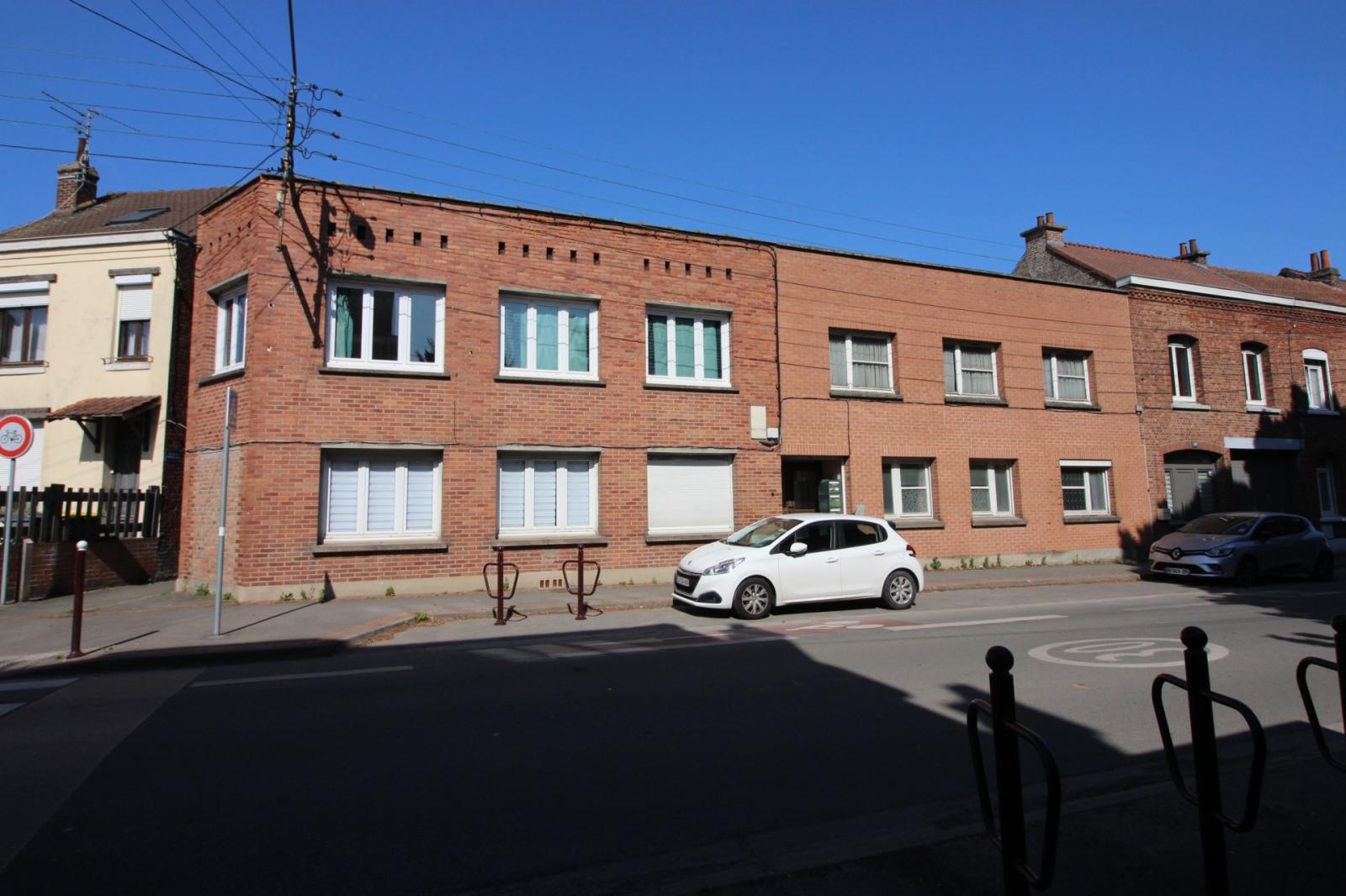 EXCLUSIVITÉ LOGÉHOME : IMMEUBLE AVEC 5 APPARTEMENTS ET GARAGE 100M2 LIBRE, PROCHE GARE - Wavrin (59136)