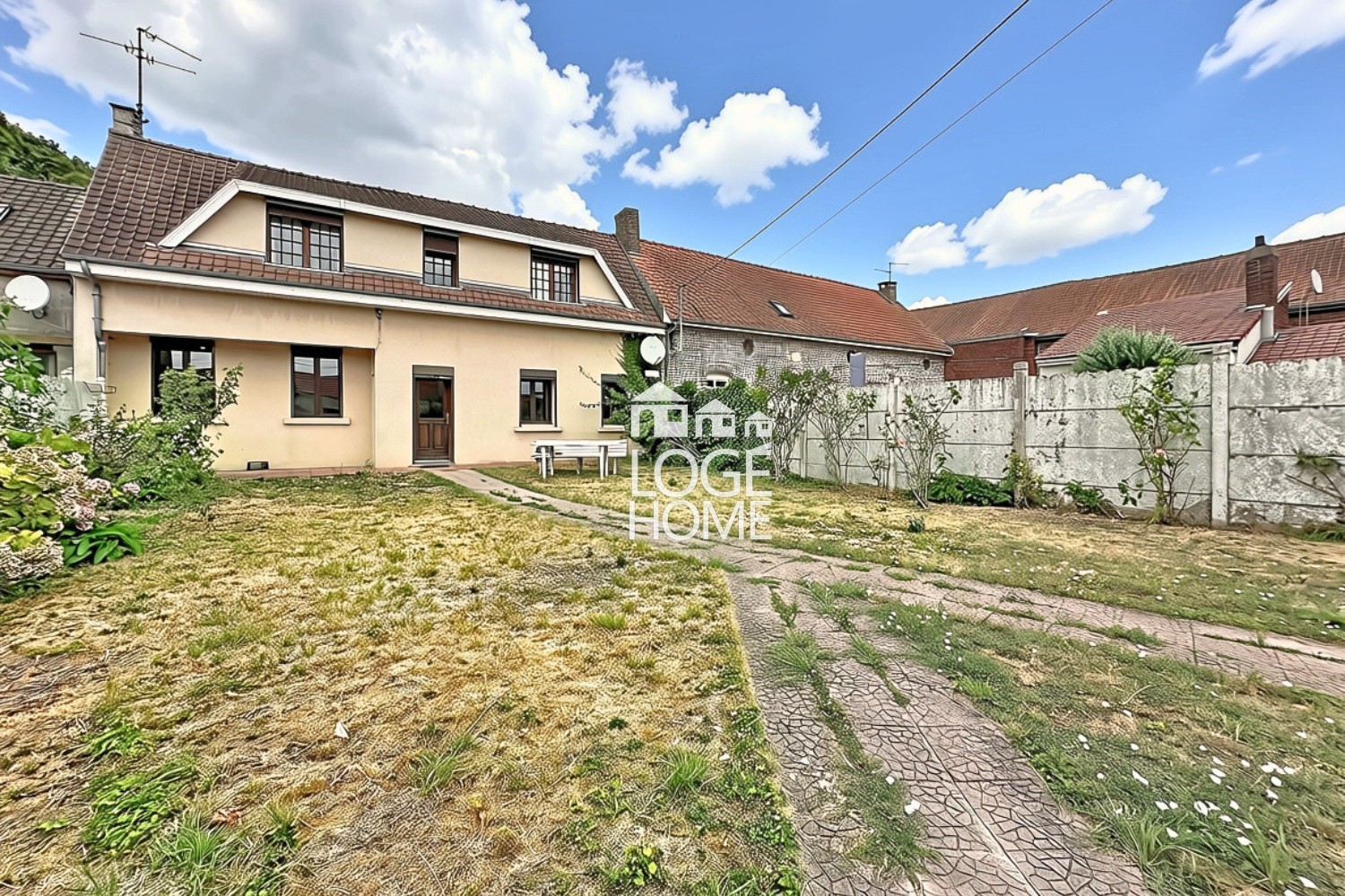 AU COEUR DE LOOS EN GOHELLE : BELLE MAISON AUX BEAUX VOLUMES, 3 CHAMBRES, JARDIN, GARAGE INDÉPENDANT DE 53M² A RENOVER - Loos En Gohelle (62750)