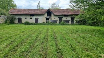 GERGY - Ancien corps de ferme composé de nombreuses dépendances - terrain de 1 400 m² dont une partie constructible - GERGY (71590)