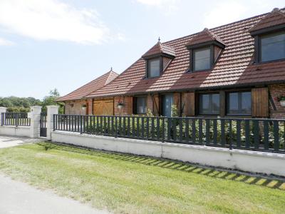 SAINT-GERMAIN-DU-BOIS (71), vends maison de caractère 157 m², gîte, terrain 5089 m²., 