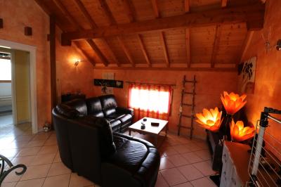 Secteur Chaussin vends agréable chalet bois de 5 pièces,120 m², dépendances sur 2000m² de terrain., 