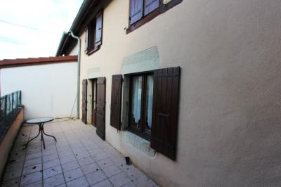 Proche Bletterans (39 JURA), à vendre maison de village 3 chambres avec garage et jardin., 