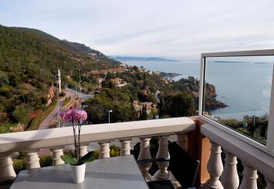 Théoule (06 Alpes Maritimes), à vendre appartement dernier étage, terrasse avec vue vue mer, parking, 
