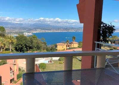 Théoule sur Mer (06 Alpes Maritimes), à vendre appartement rénové, vue mer, 2 terrasses, parking, 