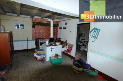 Secteur Bletterans (39 JURA), à vendre maison à réhabiliter avec dépendances sur 4628 m² de terrain., 