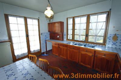 Secteur Clairvaux-les-Lacs (39 JURA), à vendre grande maison d’architecte sur 4689 m² de terrain., ETAGE 1 : CUISINE