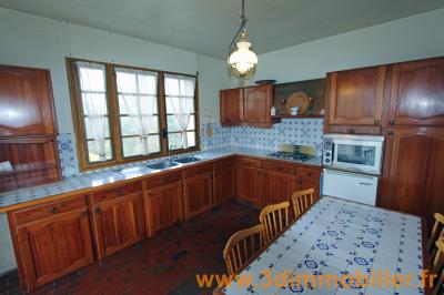 Secteur Clairvaux-les-Lacs (39 JURA), à vendre grande maison d’architecte sur 4689 m² de terrain., ETAGE 1 : CUISINE