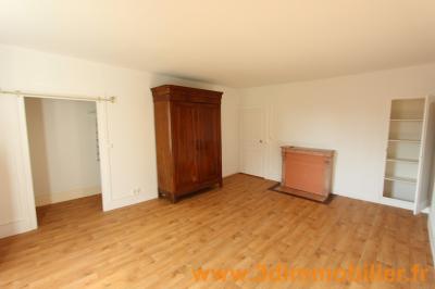 A louer secteur Villevieux au CALME, une maison avec 2 chambres, dépendances et jardin., CHAMBRE 2 - ETAGE