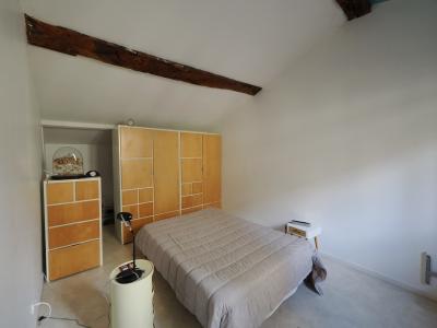 A VENDRE A MÂCON PLACE SAINT PIERRE Une petite maison avec local commercial au rez de chaussée et un garage fermé dans parking sous terrain à proximité, Chambre au 2è étage