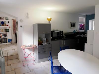 A VENDRE A MÂCON PLACE SAINT PIERRE Une petite maison avec local commercial au rez de chaussée et un garage fermé dans parking sous terrain à proximité, Entrée cuisine salle à manger