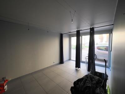 A VENDRE A MÂCON PLACE SAINT PIERRE Une petite maison avec local commercial au rez de chaussée et un garage fermé dans parking sous terrain à proximité, 1er Local commercial