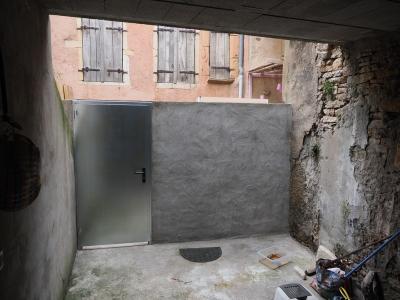 A VENDRE A MÂCON PLACE SAINT PIERRE Une petite maison avec local commercial au rez de chaussée et un garage fermé dans parking sous terrain à proximité, arrière cour