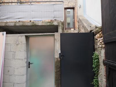A VENDRE A MÂCON PLACE SAINT PIERRE Une petite maison avec local commercial au rez de chaussée et un garage fermé dans parking sous terrain à proximité, accès arrière