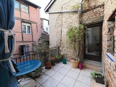 A VENDRE A MÂCON PLACE SAINT PIERRE Une petite maison avec local commercial au rez de chaussée et un garage fermé dans parking sous terrain à proximité, Terrasse orientée au sud