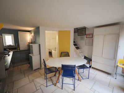 A VENDRE A MÂCON PLACE SAINT PIERRE Une petite maison avec local commercial au rez de chaussée et un garage fermé dans parking sous terrain à proximité, 