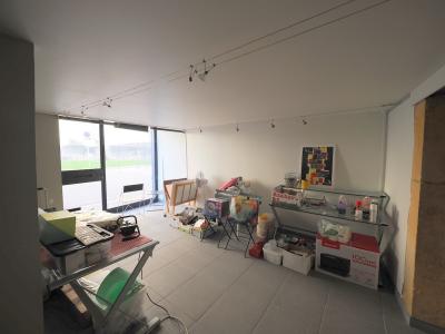 A VENDRE A MÂCON PLACE SAINT PIERRE Une petite maison avec local commercial au rez de chaussée et un garage fermé dans parking sous terrain à proximité, 2è local commercial communiquant avec le premier