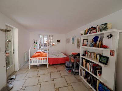 A VENDRE A MÂCON PLACE SAINT PIERRE Une petite maison avec local commercial au rez de chaussée et un garage fermé dans parking sous terrain à proximité, Salon servant de chambre momentanément
