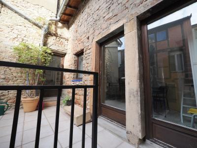 A VENDRE A MÂCON PLACE SAINT PIERRE Une petite maison avec local commercial au rez de chaussée et un garage fermé dans parking sous terrain à proximité, Entrée de l