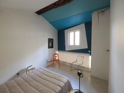 A VENDRE A MÂCON PLACE SAINT PIERRE Une petite maison avec local commercial au rez de chaussée et un garage fermé dans parking sous terrain à proximité, Chambre au 2è étage