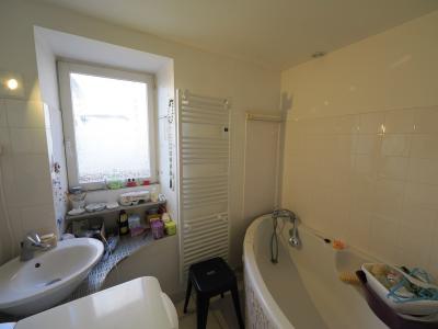 A VENDRE A MÂCON PLACE SAINT PIERRE Une petite maison avec local commercial au rez de chaussée et un garage fermé dans parking sous terrain à proximité, Salle de bains