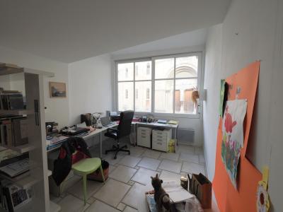 A VENDRE A MÂCON PLACE SAINT PIERRE Une petite maison avec local commercial au rez de chaussée et un garage fermé dans parking sous terrain à proximité, Salon bureau