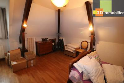 Dole à 15 minutes, dans village sympathique, vends belle et grande propriété avec gîte de 291m² + 55m² , 12 pièces, avec un terrain clos de 17700m² avec étang., 