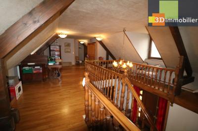Dole à 15 minutes, dans village sympathique, vends belle et grande propriété avec gîte de 291m² + 55m² , 12 pièces, avec un terrain clos de 17700m² avec étang., 
