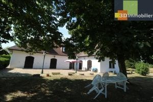 Dole à 15 minutes, dans village sympathique, vends belle et grande propriété avec gîte de 291m² + 55m² , 12 pièces, avec un terrain clos de 17700m² avec étang., 