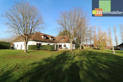 Dole à 15 minutes, dans village sympathique, vends belle et grande propriété avec gîte de 291m² + 55m² , 12 pièces, avec un terrain clos de 17700m² avec étang., 