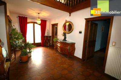 Dole à 15 minutes, dans village sympathique, vends belle et grande propriété avec gîte de 291m² + 55m² , 12 pièces, avec un terrain clos de 17700m² avec étang., 