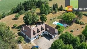Dole à 15 minutes, dans village sympathique, vends belle et grande propriété avec gîte de 291m² + 55m² , 12 pièces, avec un terrain clos de 17700m² avec étang., 