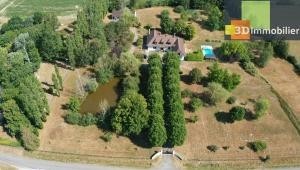 Dole à 15 minutes, dans village sympathique, vends belle et grande propriété avec gîte de 291m² + 55m² , 12 pièces, avec un terrain clos de 17700m² avec étang., 